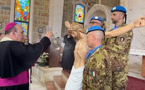 La imagen de Jesús crucificado que fue profanada y destruida esta semana por un soldado de las Fuerzas de Defensa de Israel (FDI), en la aldea cristiana libanesa de Debel, fue sustituida por soldados italianos