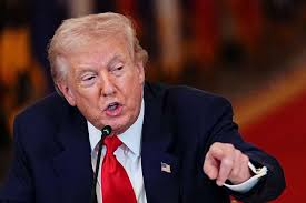 El presidente Donald Trump confirmó este lunes que las fuerzas estadounidenses hundieron siete lanchas rápidas iraníes en las últimas horas en el estrecho de Ormuz