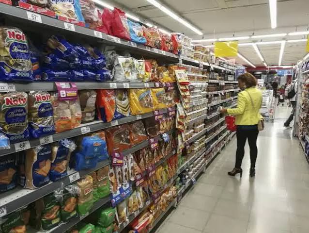 Las ventas en cadenas de supermercados y mayoristas sufrieron una caída del 3,1% en junio