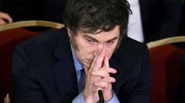 La imagen de Milei sigue deteriorándose mientras su aprobación permanece en 42%